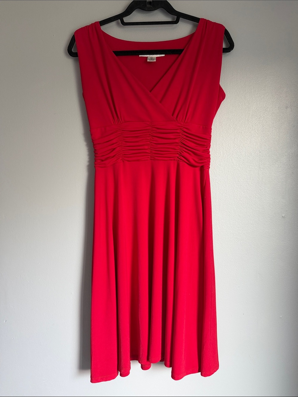 Vibrant Classic Little Red Cocktail Dress Sleeveless V-Neck Midi Ruched Waist 6P